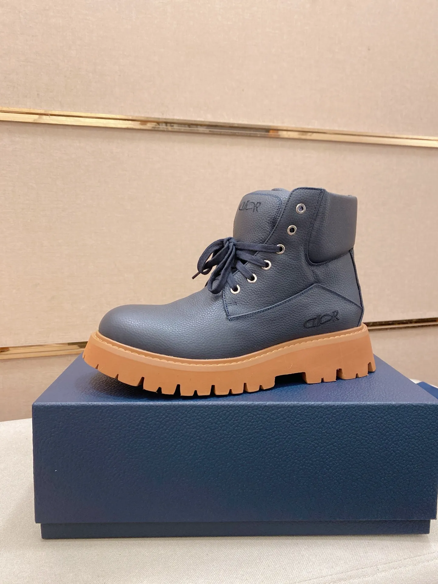 Factory price: 580💰 [Dior·Dior] New casual high-top men's shoes, new spring and summer design, perfect workmanship, lace-up lazy style to create wardrobe quality, upper: imported first-layer cowhide, high-grade sheepskin lining soft and comfortable, ultra-light TPU wear-resistant outsole, simple, versatile fashion men's shoes, excellent color code number 38-44. Customized at 45.46